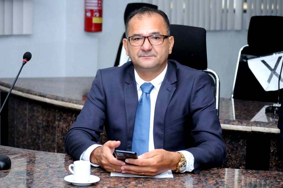 Vereador Paulo Tico tem pedido de providências atendido e Cristal da Calama recebe serviço de manutenção na rede de iluminação