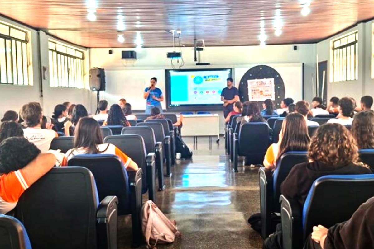 SEMAS promove diálogo sobre políticas públicas com adolescentes na Escola Cândido Portinari