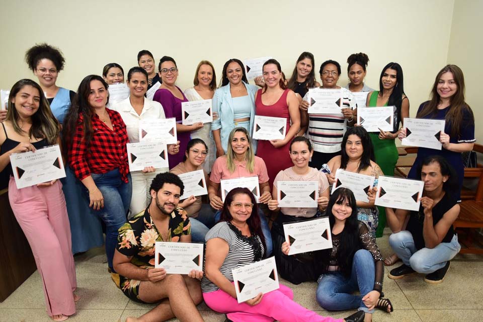 Profissionais da área da estética encerram curso de Microblanding na Semdae