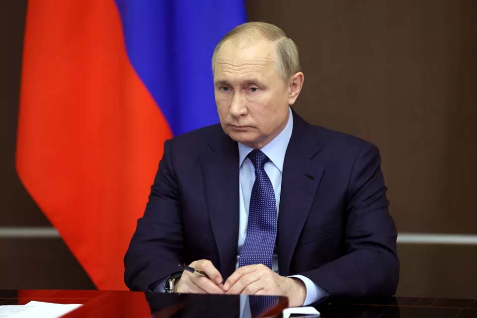Putin diz que participou de testes de vacina nasal contra Covid