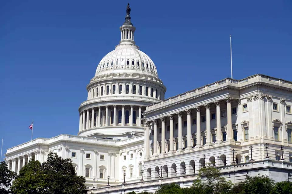 Congresso dos EUA aprova novo pacote de ajuda de US$ 900 bi contra efeitos do novo coronavírus