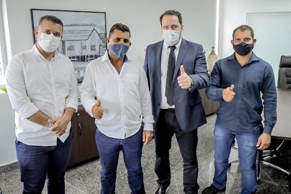 Presidente da ALE-RO, Alex Redano confirma R$ 600 mil para recuperação de estradas e 6km de asfalto para Nova Mamoré