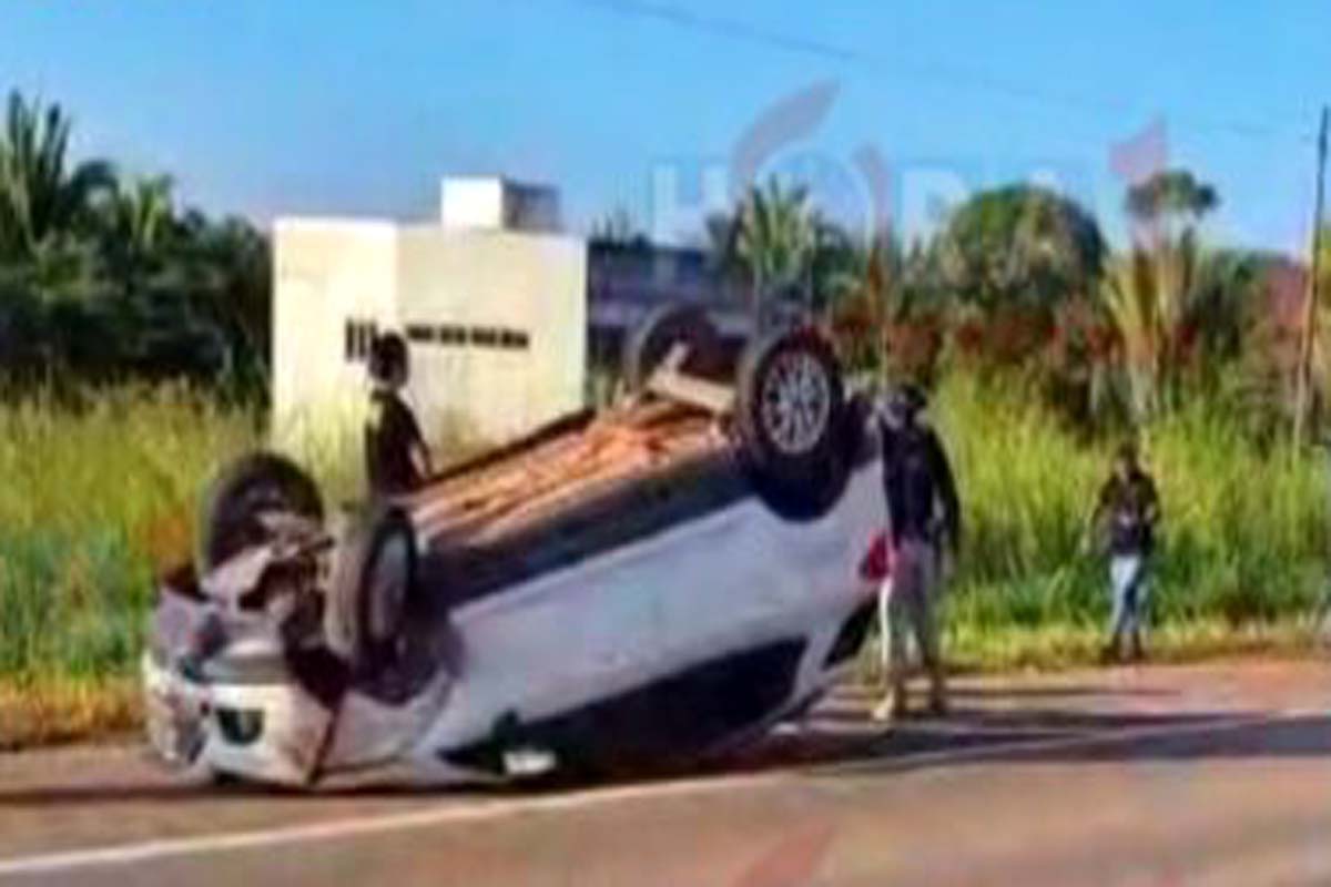 Colisão entre dois veículos termina em capotamento na BR-364