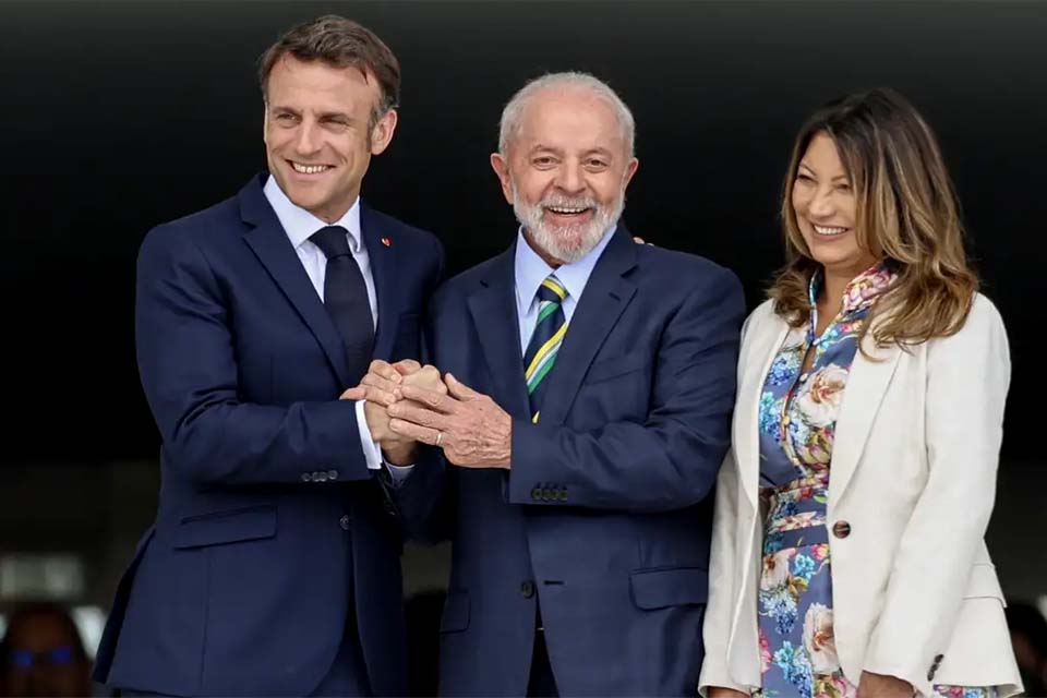 Lula concede ao presidente da França, Emmanuel Macron, a Ordem Nacional do Cruzeiro do Sul