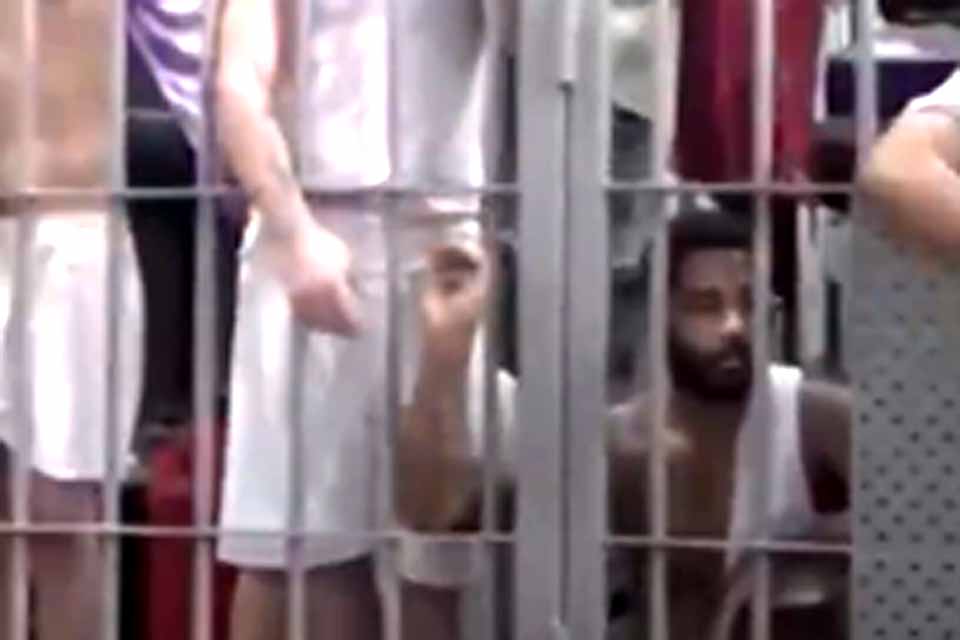 Venezuelanos presos em El Salvador imploram por liberdade durante visita de aliado de Trump