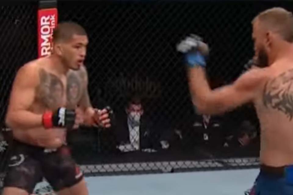 VÍDEO - Em luta empolgante, Anthony Pettis vence Donald Cerrone no UFC 249; Melhores Momentos