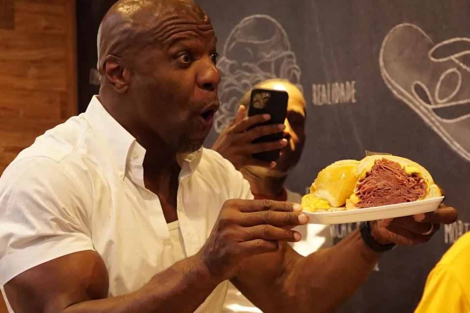 Terry Crews visita o Mercado Municipal de São Paulo e prova famoso sanduíche de mortadela