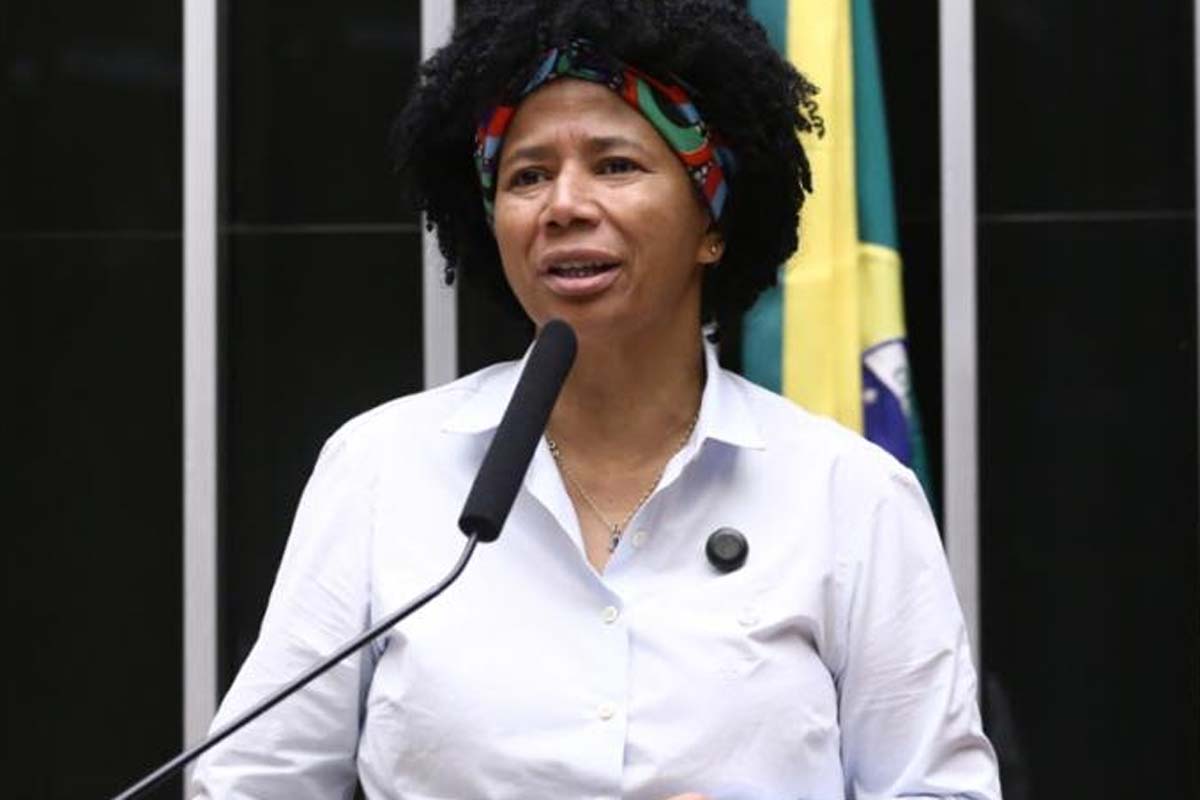 Deputada Sílvia Cristina vota contra o aumento dos combustíveis