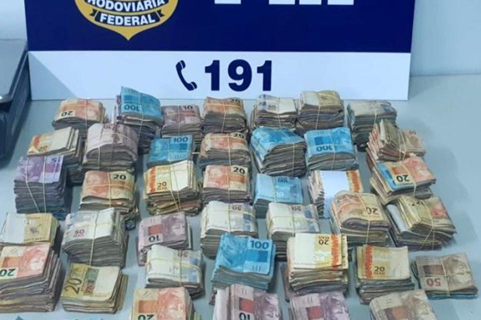 PRF apreende quase R$ 200 mil em compartimento secreto de carro 