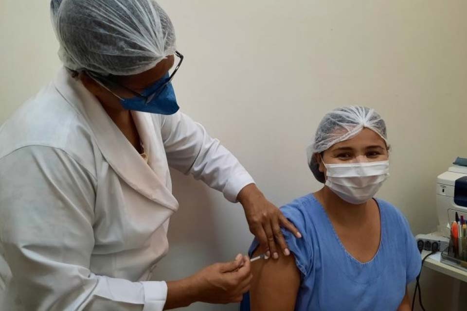 Servidores do Complexo Hospitalar receberam a 1ª dose da vacina contra a Covid-19