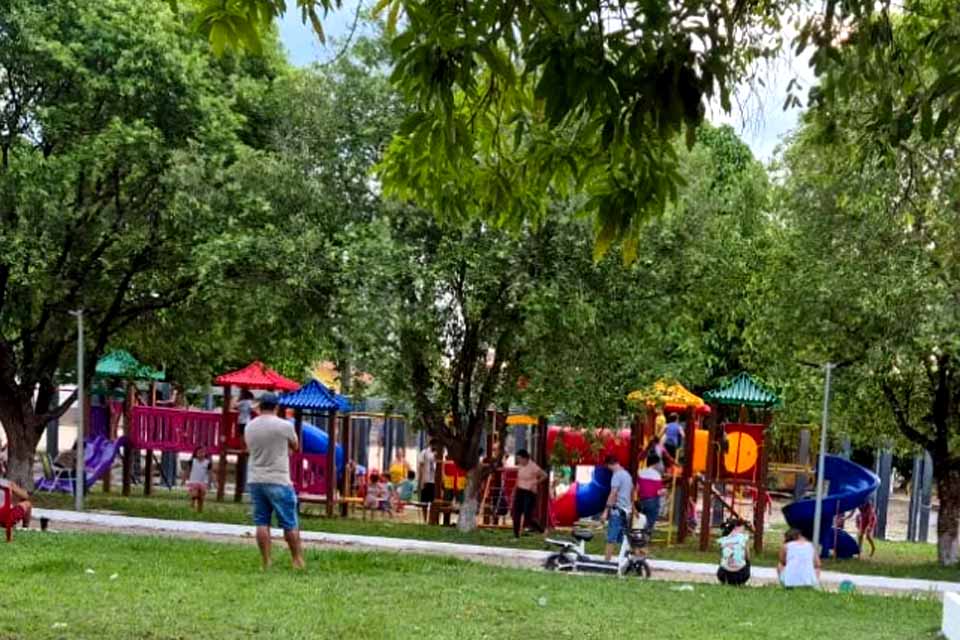 Prefeitura de Rolim de Moura instala novos parques infantis em diversos pontos da cidade 