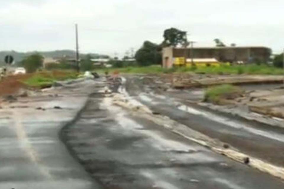 Moradores reclamam de obra parada há dois meses em rotatória da BR-364