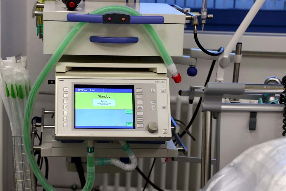 Marcos Pontes visita linha de montagem de ventiladores pulmonares