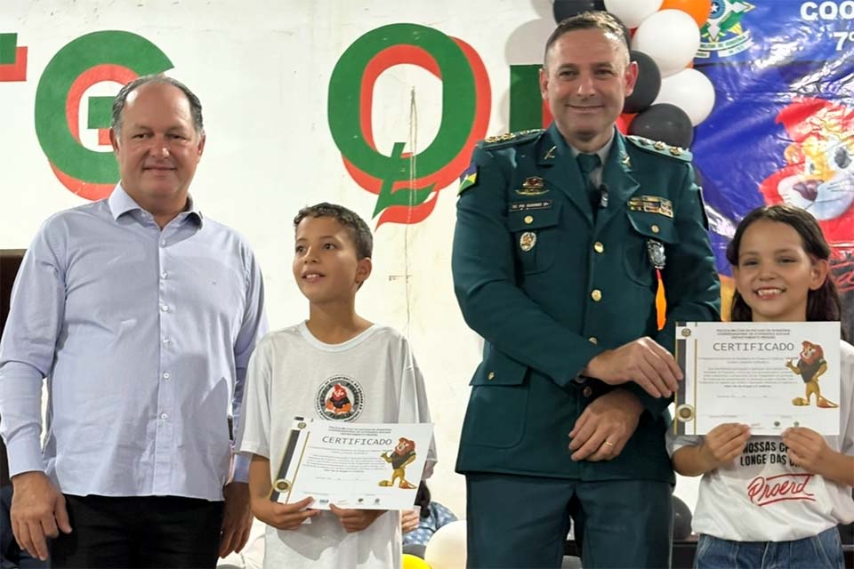 Deputado Pedro Fernandes apoia formação de crianças pelo Proerd durante evento em Ariquemes