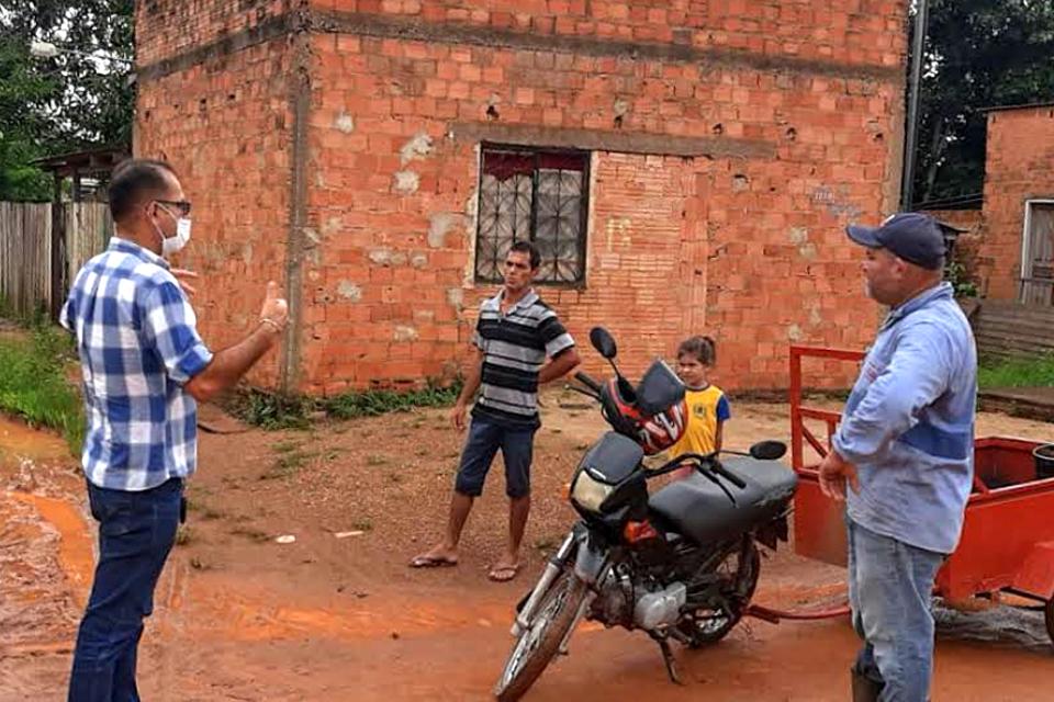 Vereador, Paulo Tico, percorre a zona leste para ouvir moradores e constatar a situação das ruas