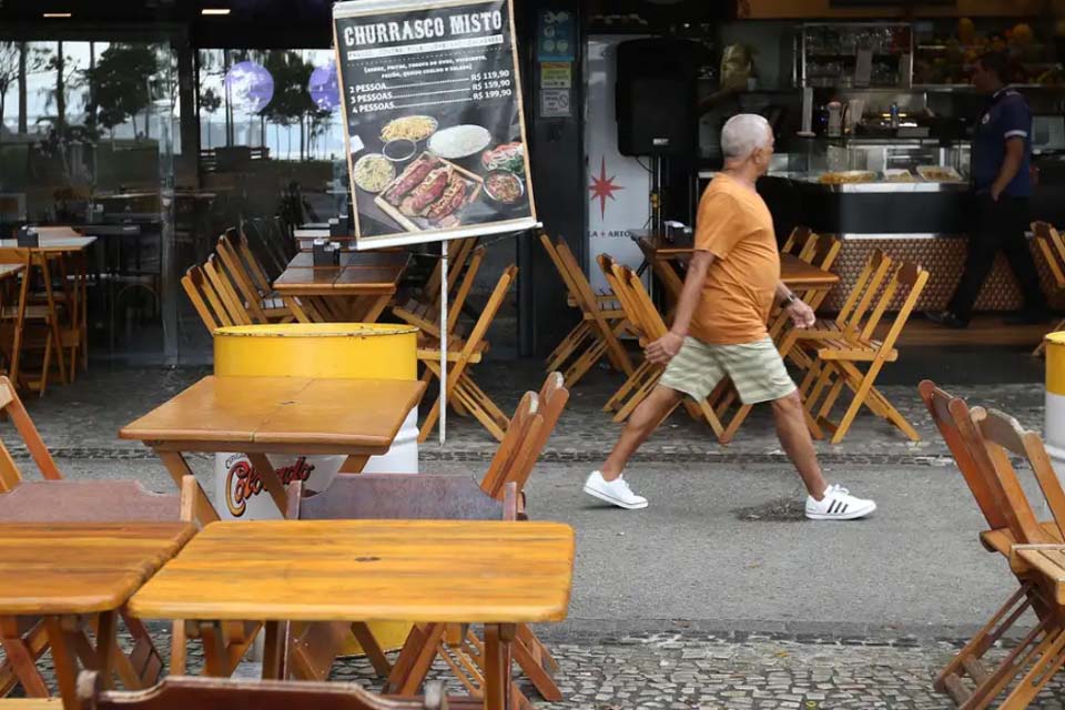 IBGE: setor de serviços recua 1,2% em março