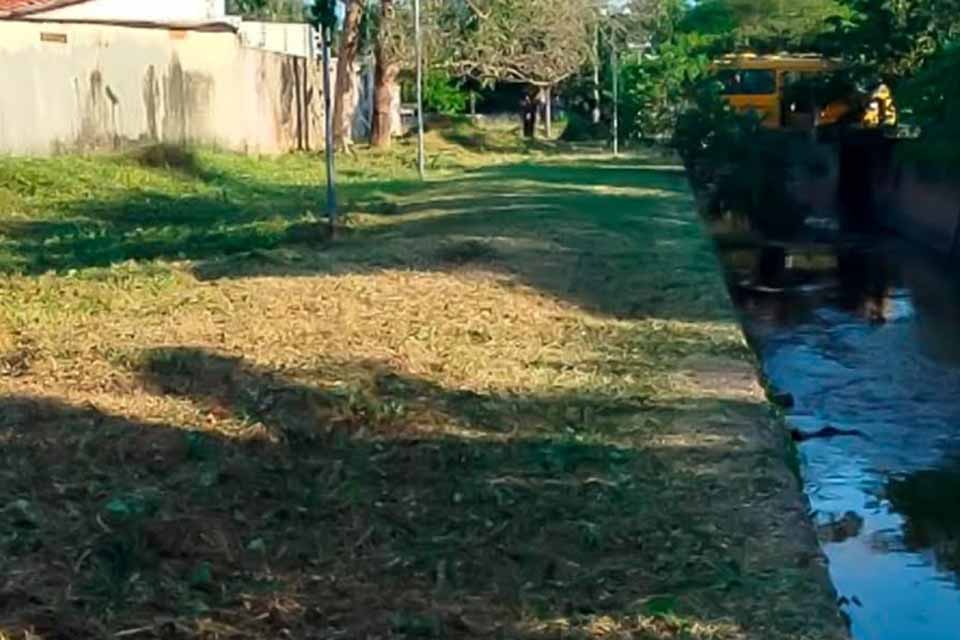 Prefeito Affonso determina limpeza das margens do igarapé Dois de Abril
