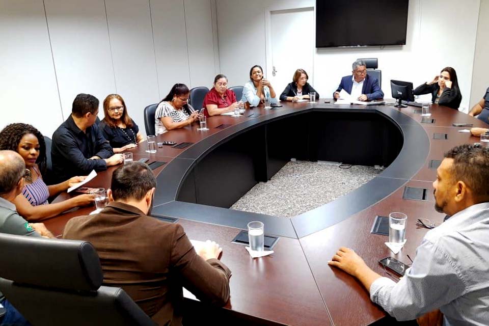 Sintero discute sobre recolhimento de livros nas escolas com o chefe da Casa Civil e Secretário de Estado da Educação