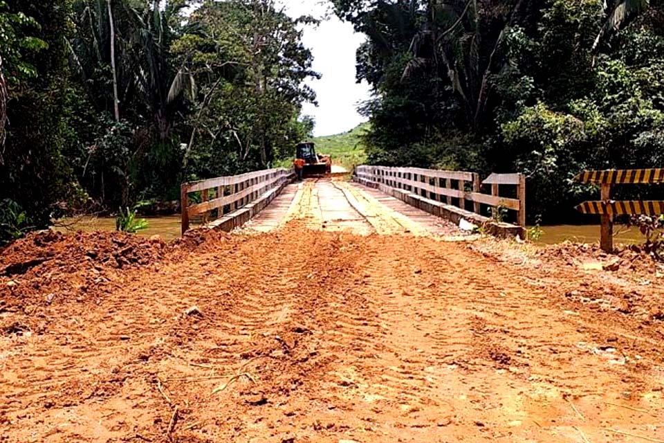 Pontes e trechos que ligam Cacaulândia a Monte Negro passam por manutenção