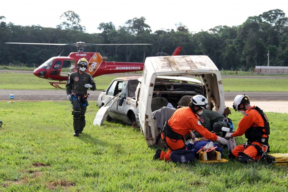 Corpo de Bombeiros de Rondônia aprimora conhecimento em resgate com uso do helicóptero e aviãosa