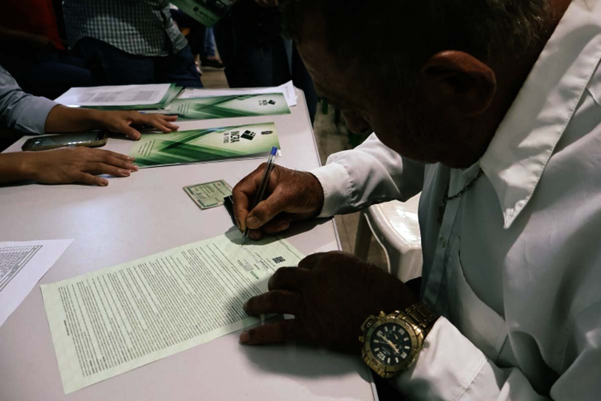 Famílias de Vilhena recebem títulos de domínio de lotes rurais