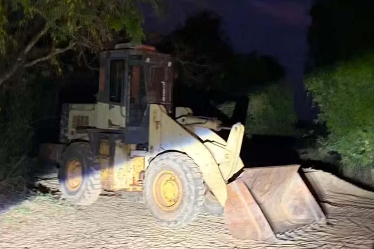 Pá carregadeira é recuperada perto de travessia clandestina para a Bolívia