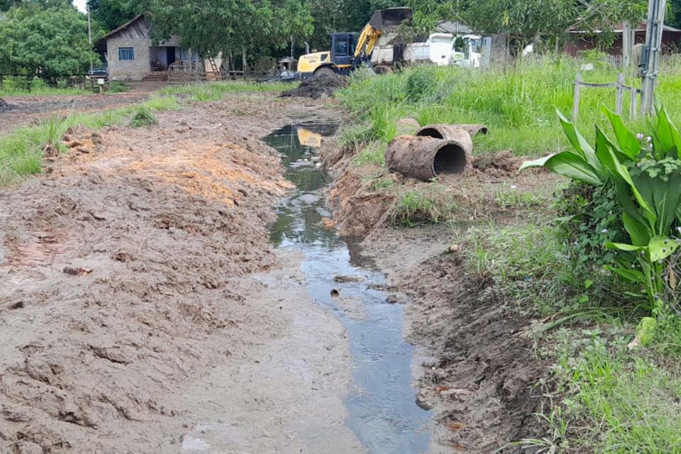 Prefeitura de Pimenta Bueno promove limpeza e desobstrução em ruas e bueiros do bairro Pioneiros