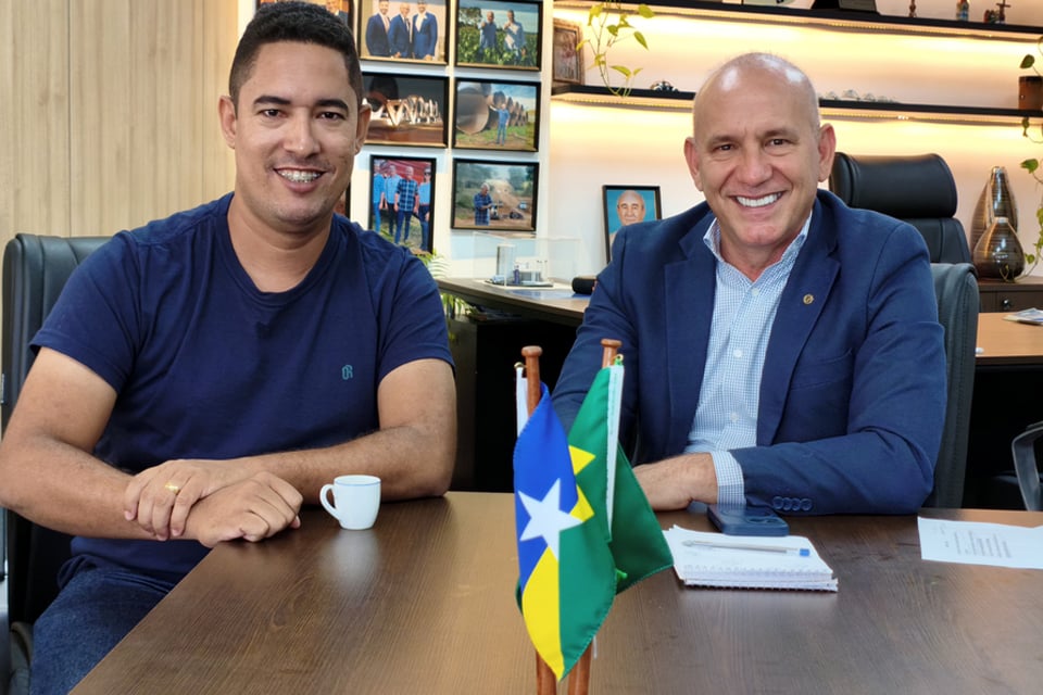 Theobroma é contemplada com nova retroescavadeira por meio de atuação do deputado Ezequiel Neiva