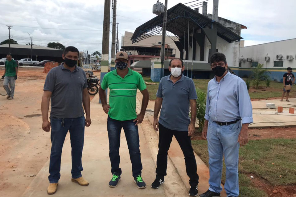 Deputado Laerte Gomes vistoria obras de revitalização na sede da Prefeitura de Presidente Médici