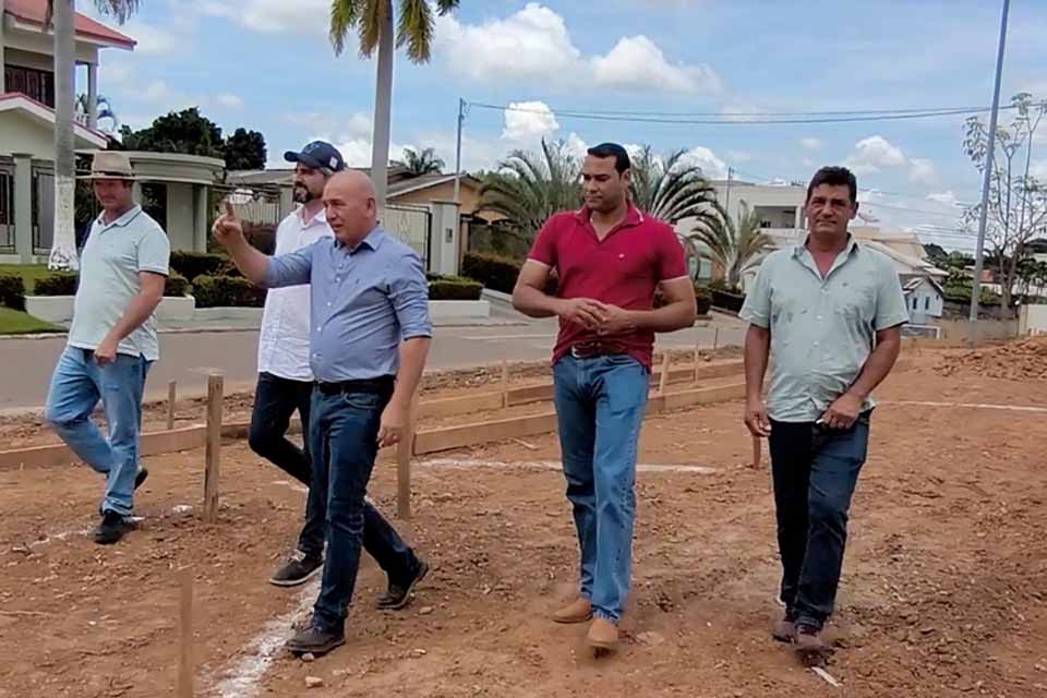 Deputado Ezequiel Neiva anuncia conclusão do estacionamento na região central de Colorado do Oeste