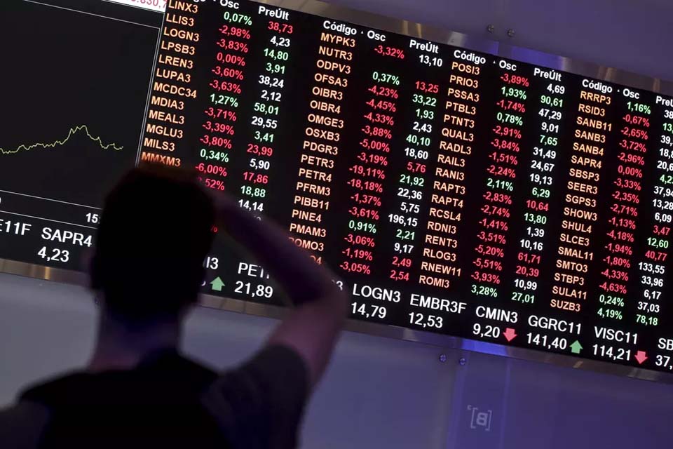 Ibovespa tomba e perde os 100 mil pontos; Petrobras cai mais de 5%