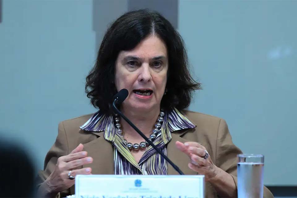 Ministra cita negacionismo ao comentar baixa adesão à vacina da dengue