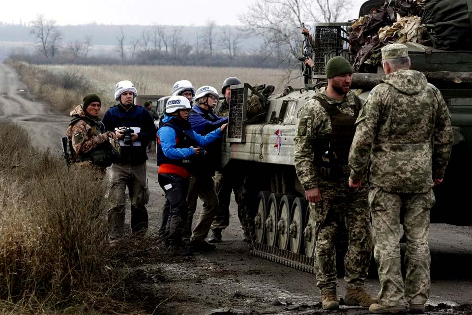 Ucrânia e separatistas russos começam a retirar suas tropas