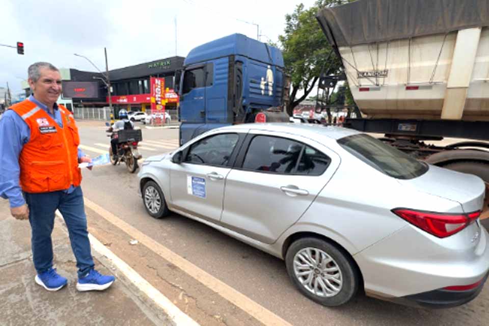 Defesa Civil Municipal realiza pit stop para orientar a população em caso de enchentes