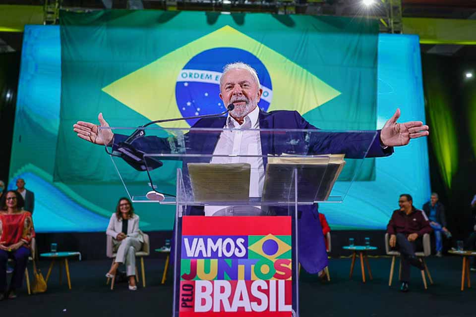 Em busca de votos conservadores, Lula modera discurso e troca vermelho pelo verde e amarelo