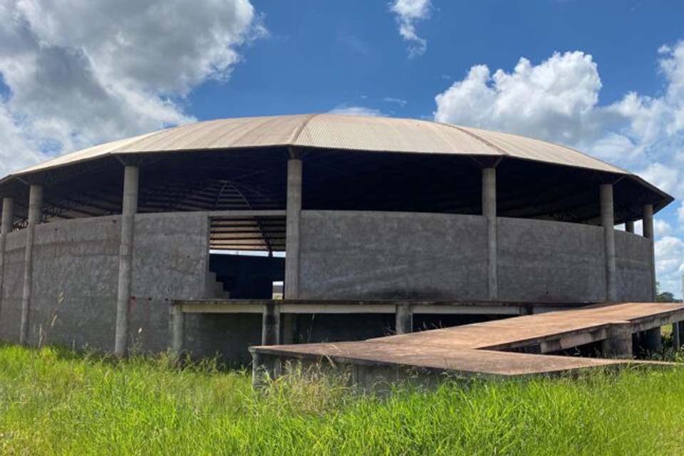 Assinada a ordem de serviço para conclusão da reconstrução do Ginásio Emerson Schelbauer, em Rolim de Moura