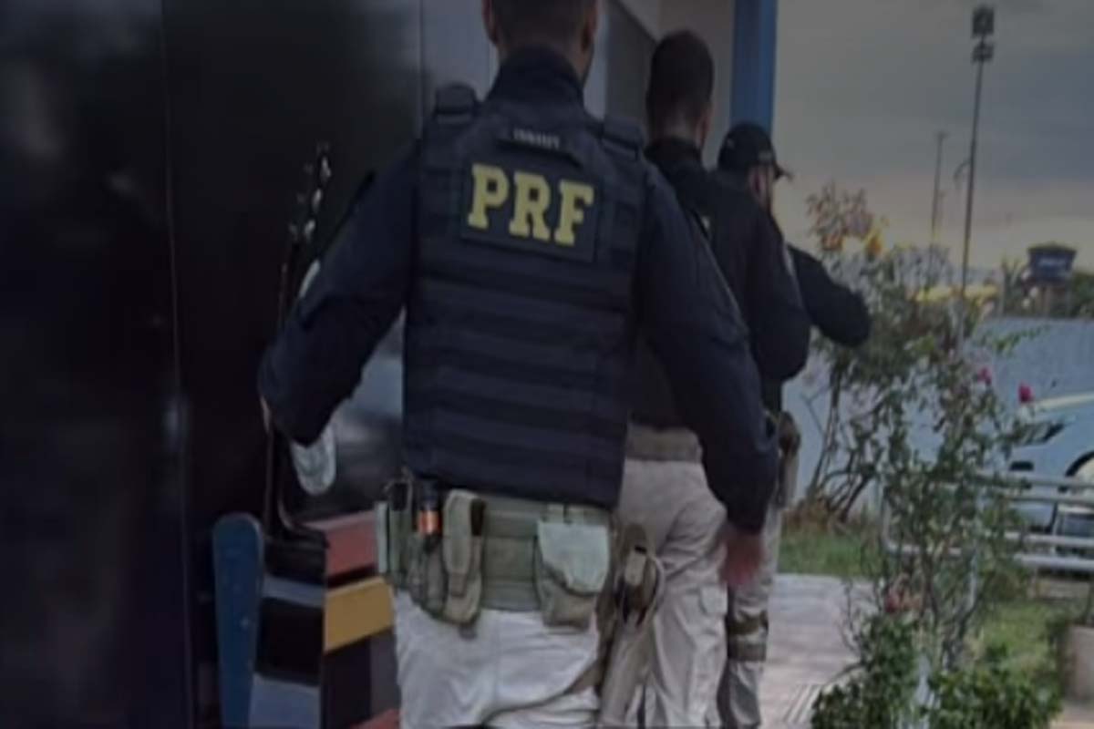 Passageiro de táxi é preso com quase meio quilo de supermaconha dentro de violão
