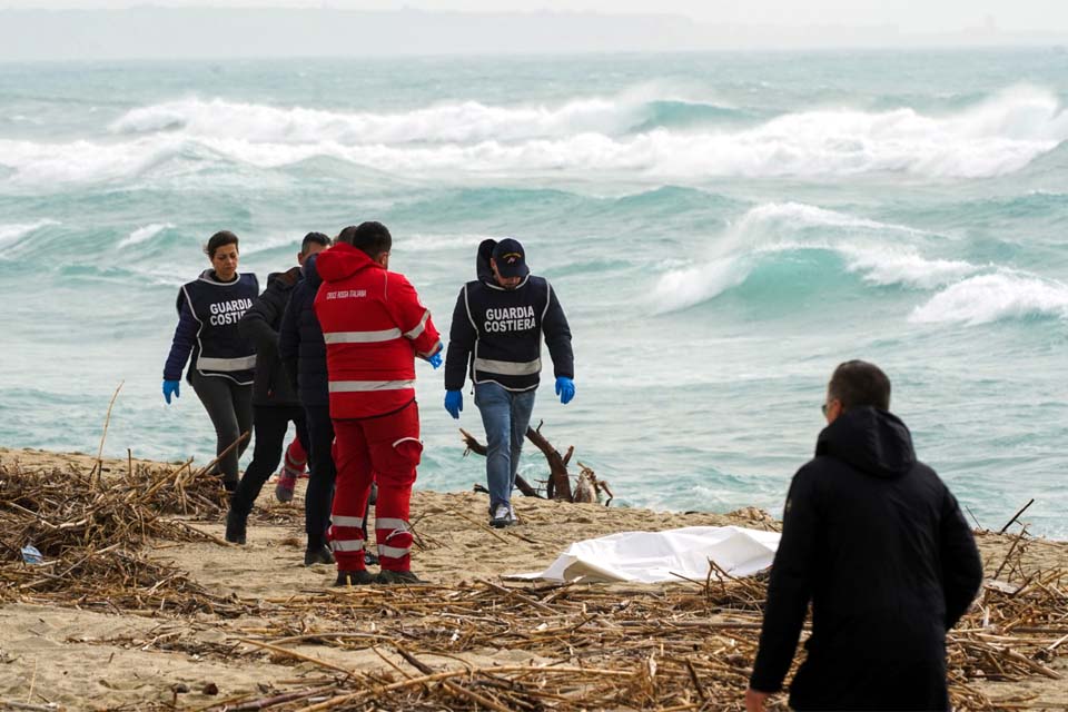Itália autoriza envio para Afeganistão de corpos de vítimas de naufrágio