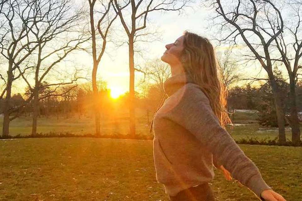 Diante do nascer do sol, Gisele Bündchen filosofa: “Vivendo tempos intensos”