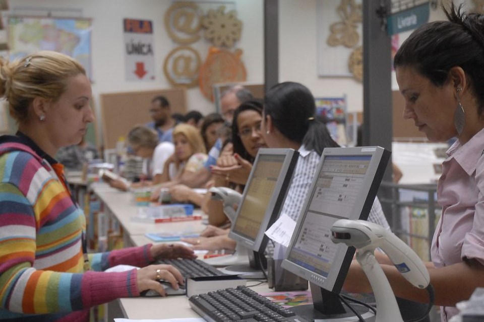 Intenção de consumo das famílias tem maior queda em dez anos, diz CNC