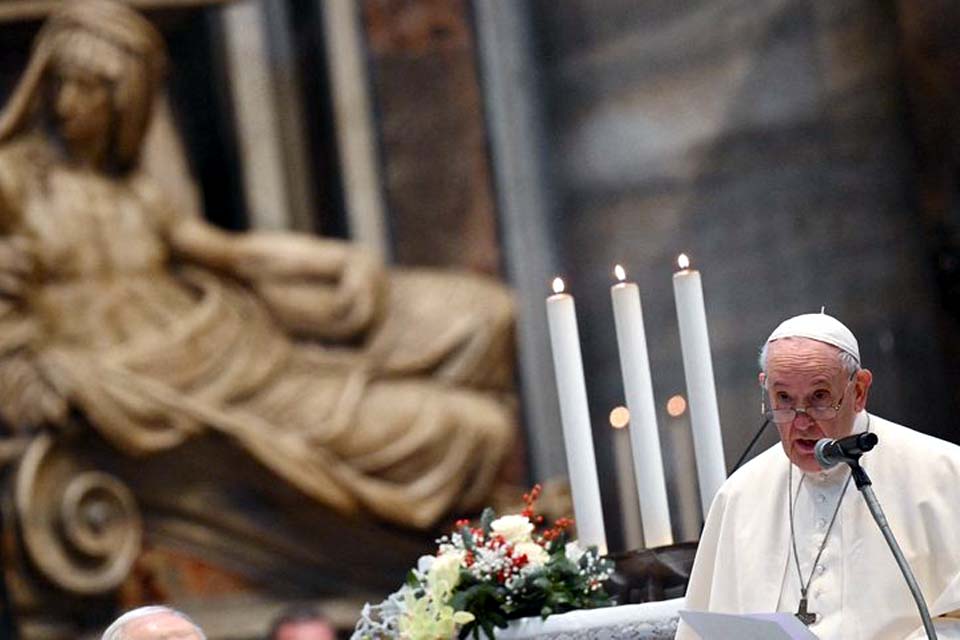  Gastem com educação, não com armas, diz papa em mensagem de paz anual