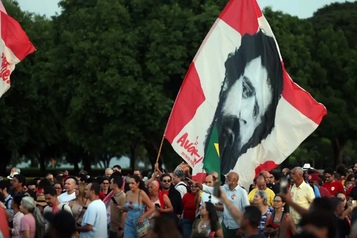 Lula e eleitores idosos se emocionam em “festa de aniversário”