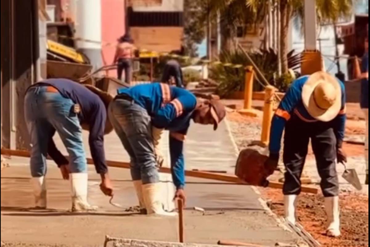 Prefeitura realiza mais uma etapa das obras de revitalização das calçadas e dos estacionamentos