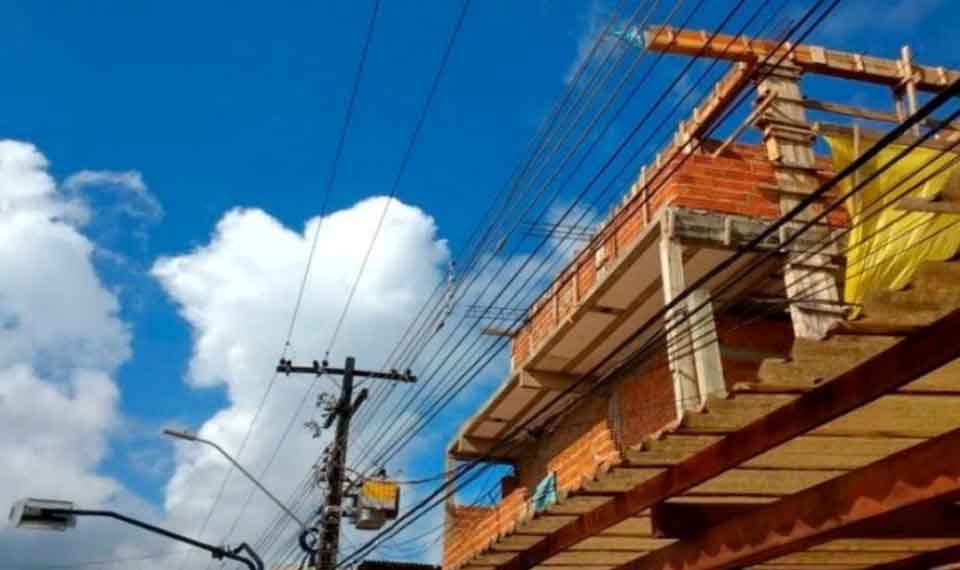 Energisa alerta para riscos em obras próximas à rede elétrica