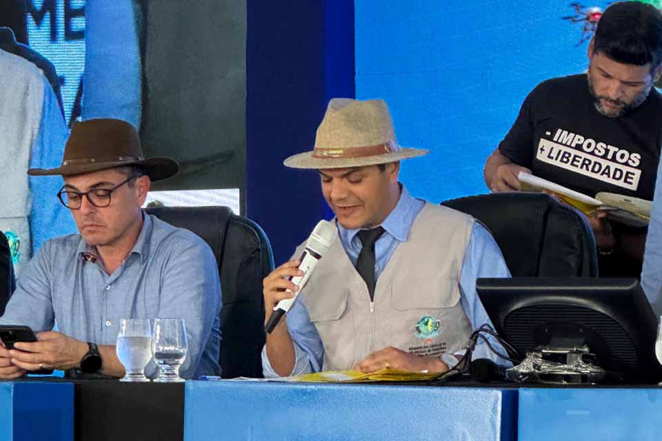 Deputado Cássio Gois homenageia presidente da Emater-RO com Título de Honra ao Mérito durante a Rondônia Rural Show Internacional