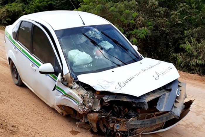 Colisão entre dois veículos deixa táxi fica destruído em Alto Paraíso
