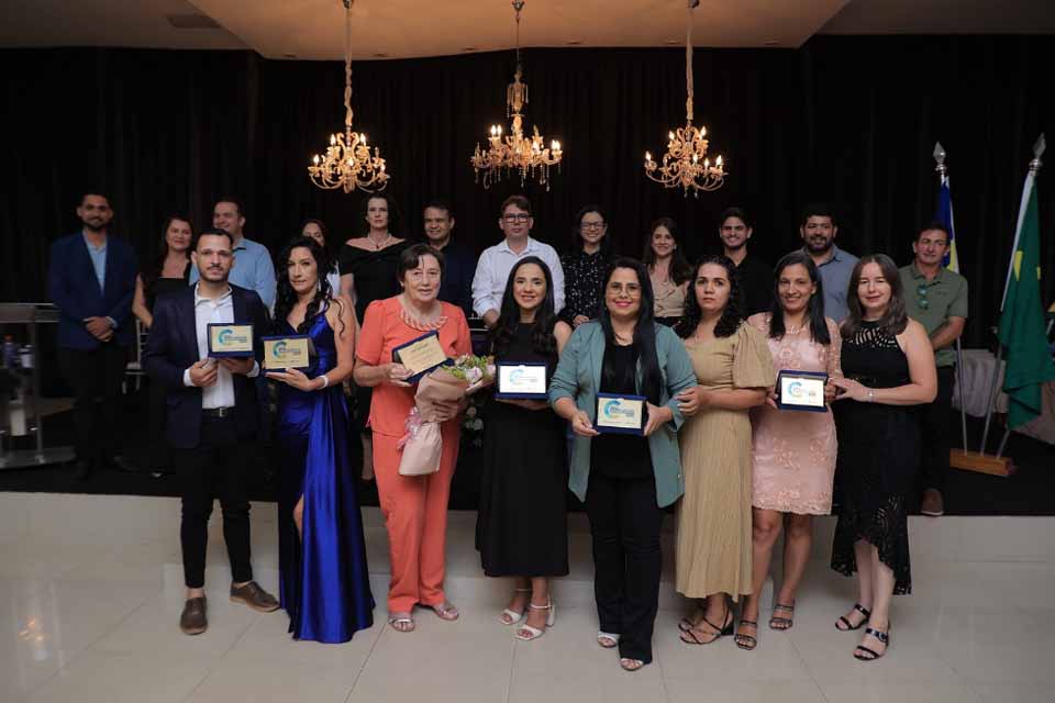 Prefeitura entrega prêmio de R$ 10 mil a duas professoras da rede municipal por bom desempenho no Sistema de Avaliação Educacional