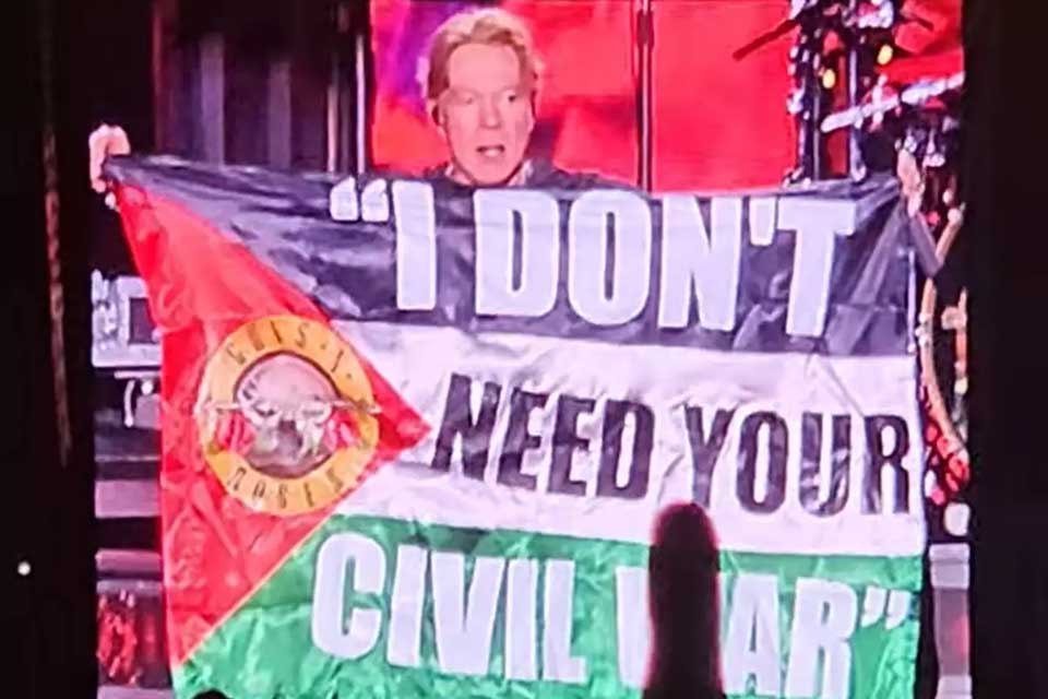 Axl Rose ergue bandeira da Palestina durante show do Guns N’ Roses em Bogotá