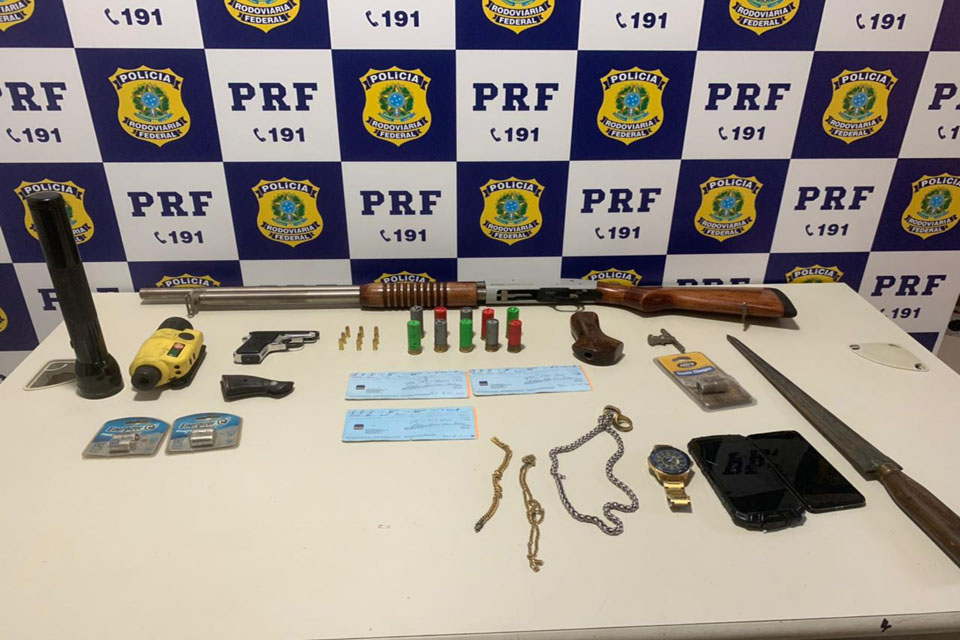 PRF prende homem portando pistola e espingarda calibre 12 na BR 364