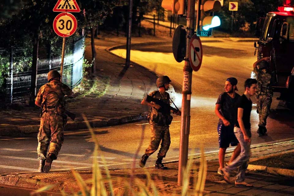Justiça turca condena mais de 300 à prisão perpétua por tentativa de golpe em 2016